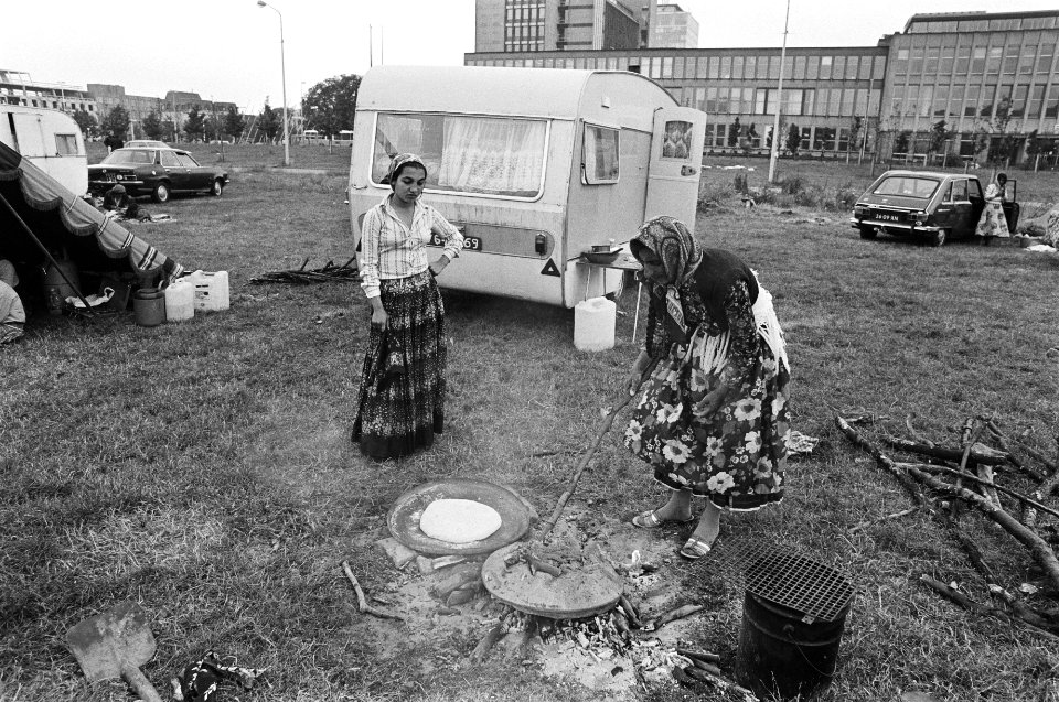Groep zigeuners op Malieveld in Den Haag zigeunervrouw maakt eten klaar, Bestanddeelnr 931-5941