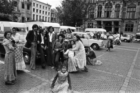 Groep zigeuners van Koning Petalo in Den Haag uit protest tegen behandeling zige, Bestanddeelnr 929-3208