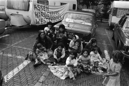 Groep zigeuners van Koning Petalo in Den Haag uit protest tegen behandeling zige, Bestanddeelnr 929-3210