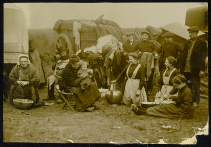 Groep vluchtelingen rust in het open veld, Bestanddeelnr 158-0604