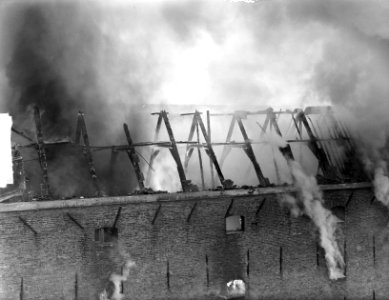 Grote brand in pakhuis Vrede aan het Prinseneiland 79 tm 83 te Amsterdam, Bestanddeelnr 903-2557
