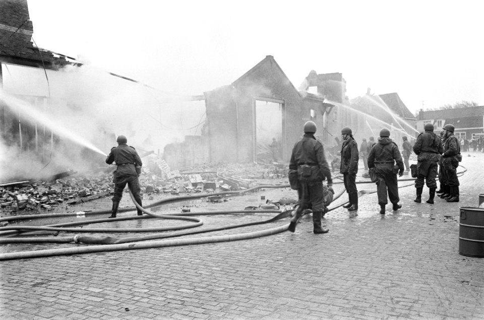 Grote brand in Weesp. De fabriek waar de brand begon, de brandweer nog aan het b, Bestanddeelnr 921-2236
