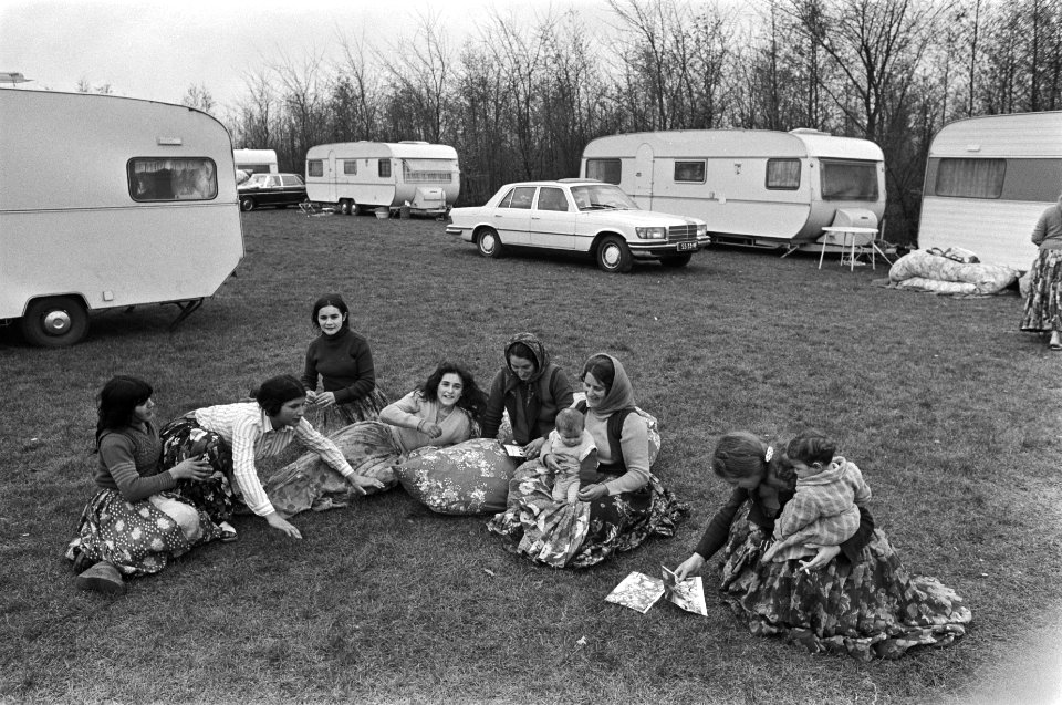 Groep zigeuners rust op het gras, Bestanddeelnr 929-0554