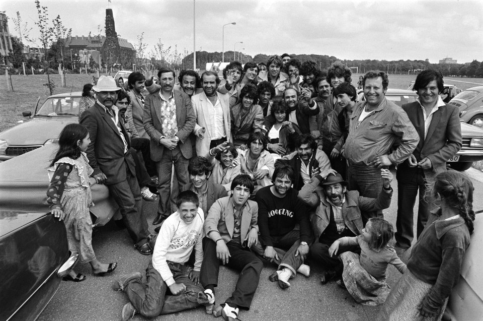 Groep zigeuners die gisteren bij Hoevelaken de snelweg blokkeerden staan nu op h, Bestanddeelnr 931-5797