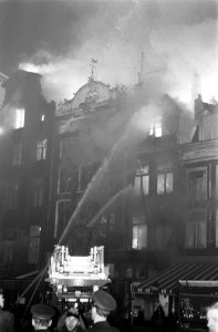 Grote brand op Rembrandtsplein, waarbij verscheidende panden geheel uitbrandden, Bestanddeelnr 921-9780