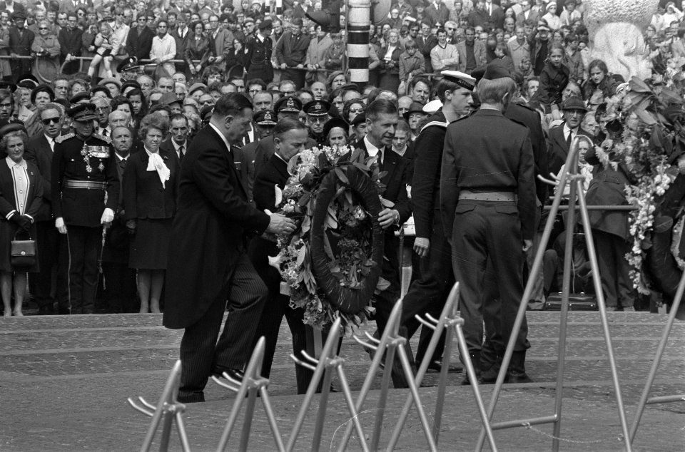 Groeperingen leggen een krans bij het Nationaal Monument op de Dam te Amsterdam, Bestanddeelnr 923-4958