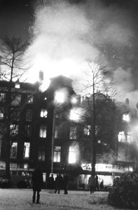 Grote brand op Rembrandtsplein, waarbij verscheidende panden geheel uitbrandden, Bestanddeelnr 921-9772