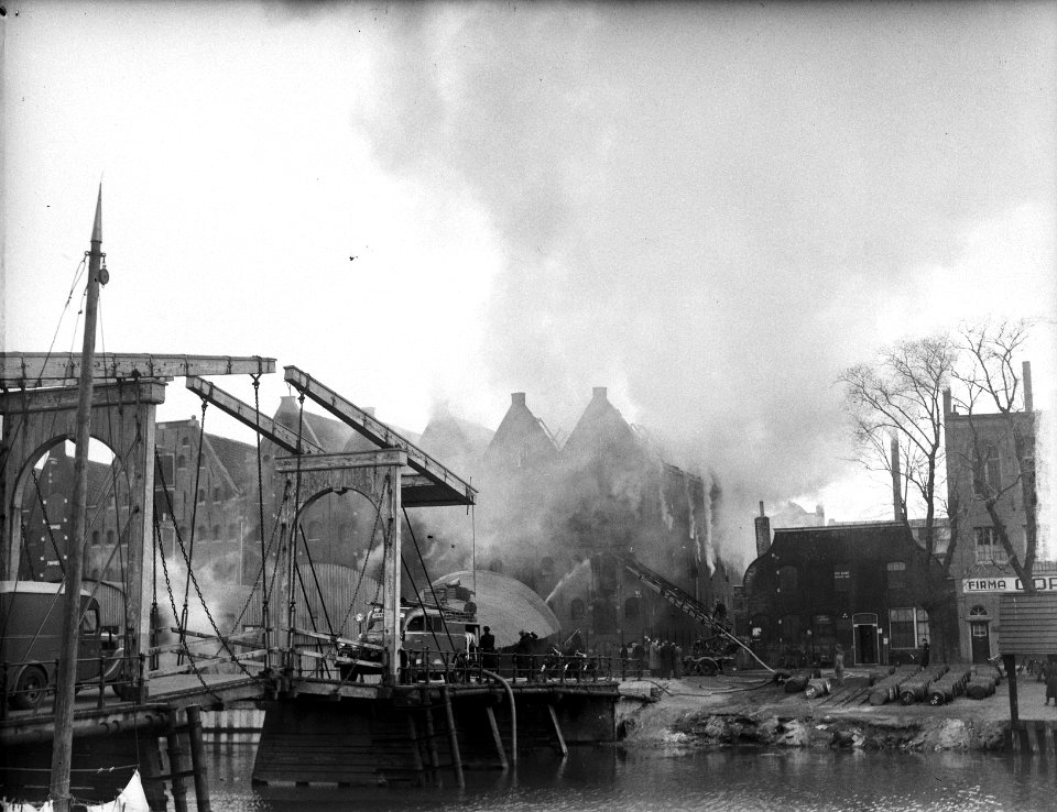 Grote brand in pakhuis Vrede aan het Prinseneiland 79 tm 83 te Amsterdam, Bestanddeelnr 903-2559