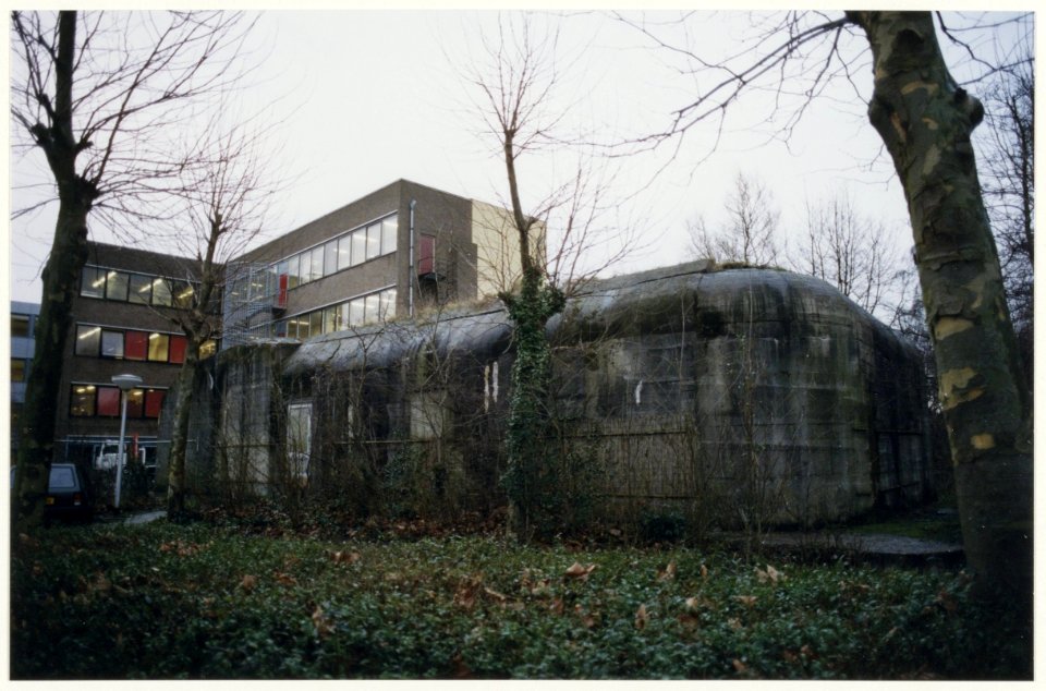 Grote bunker uit de Tweede Wereldoorlog , in gebruik als opslagplaats. Er naast het Ichtus College in Driehuis. NL-HlmNHA 54050114