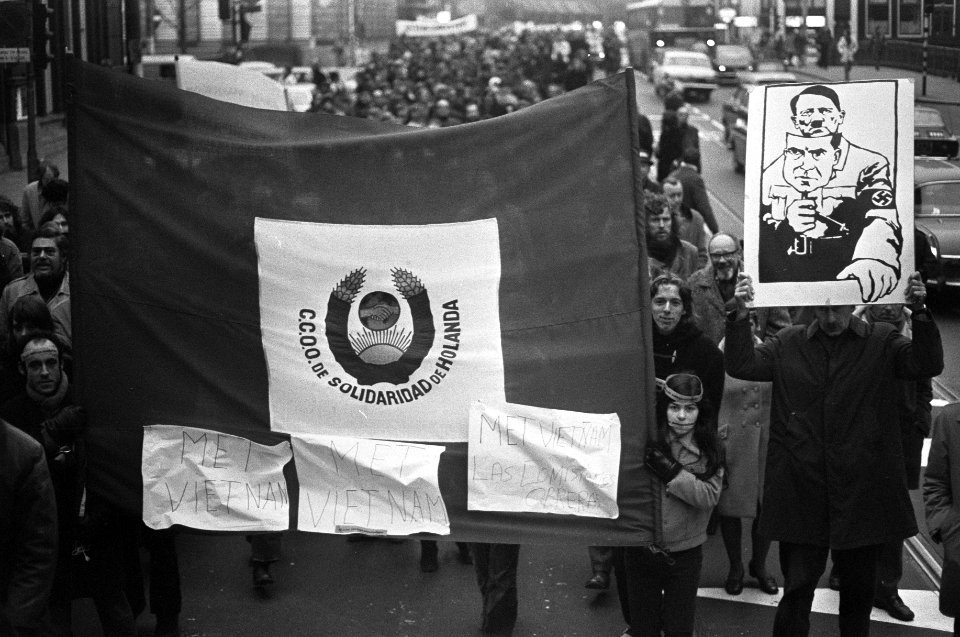 Grote demonstratie in Amsterdam tegen oorlog in Vietnam, protestbord van Hitler , Bestanddeelnr 926-1218