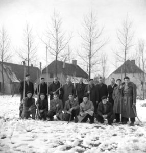 Groepsfoto's, arbeiders, gereedschappen, huizen, sneeuw, Bestanddeelnr 251-8726