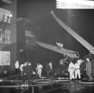 Grote brand in Rotterdam in fabriek van Goodwill (rubber) overzicht blussingswerkzaamheden, Bestanddeelnr 917-2127