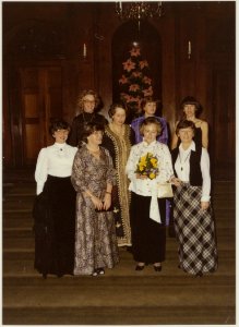 Groepsfoto van de dames van het college van B en W t.g.v. het afscheidsdiner van wethouder L.D. van de Berg. NL-HlmNHA 54014082 02