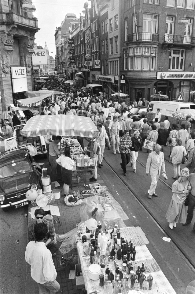 Grote drukte in Leidsestraat in Amsterdam tijdens viering Koninginnedag, Bestanddeelnr 933-9672