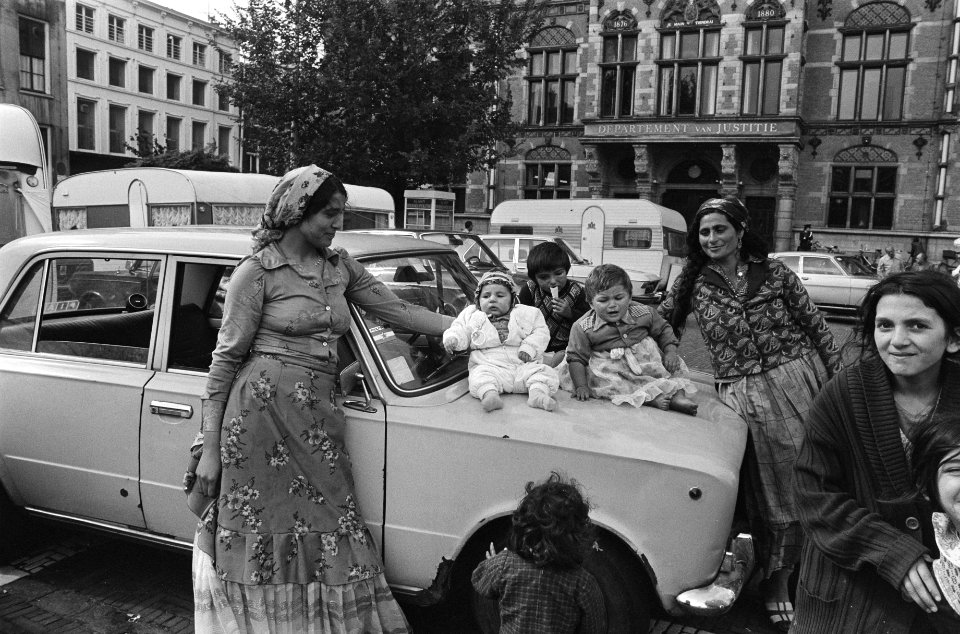 Groep zigeuners van Koning Petalo in Den Haag uit protest tegen behandeling zige, Bestanddeelnr 929-3209