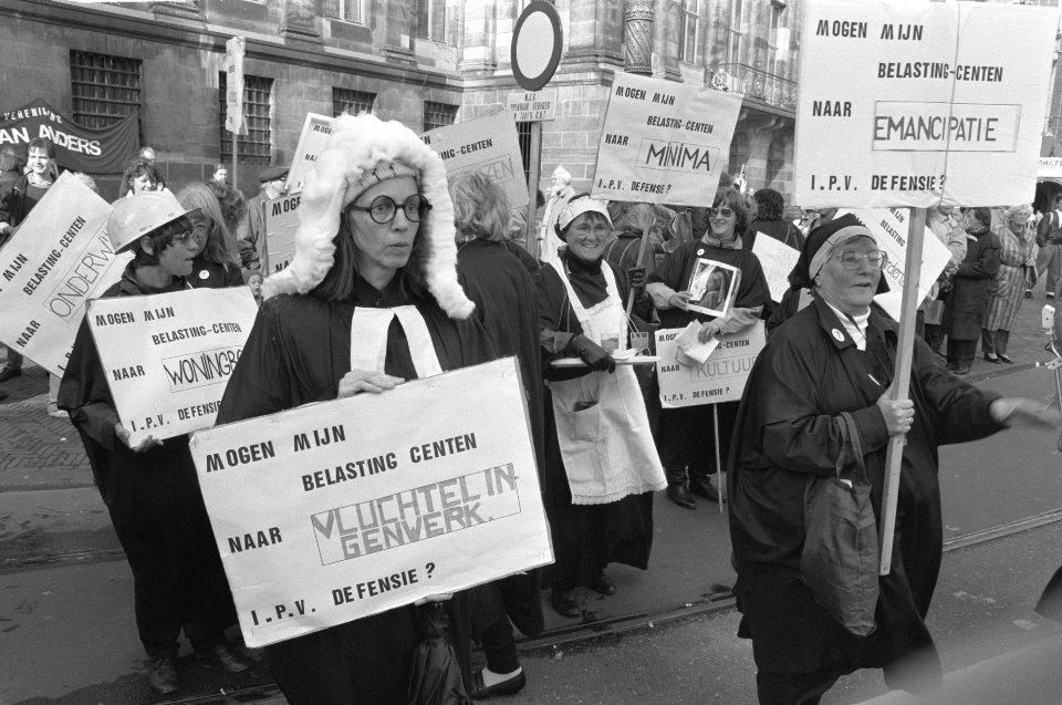 Grote FNV demonstratie in Amsterdam tegen Kabinet Lubbers demonstratieve optocht, Bestanddeelnr 934-3340