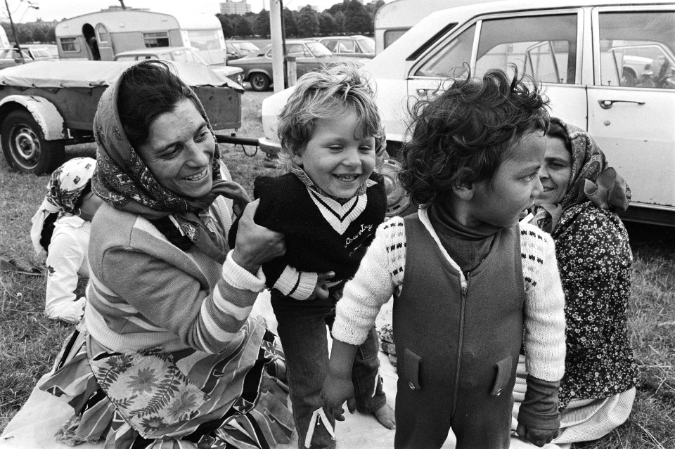 Groep zigeuners die gisteren bij Hoevelaken de snelweg blokkeerden staan nu op h, Bestanddeelnr 931-5799