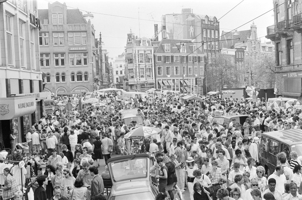 Grote drukte op Koningsplein in Amsterdam tijdens viering Koninginnedag, Bestanddeelnr 933-9671