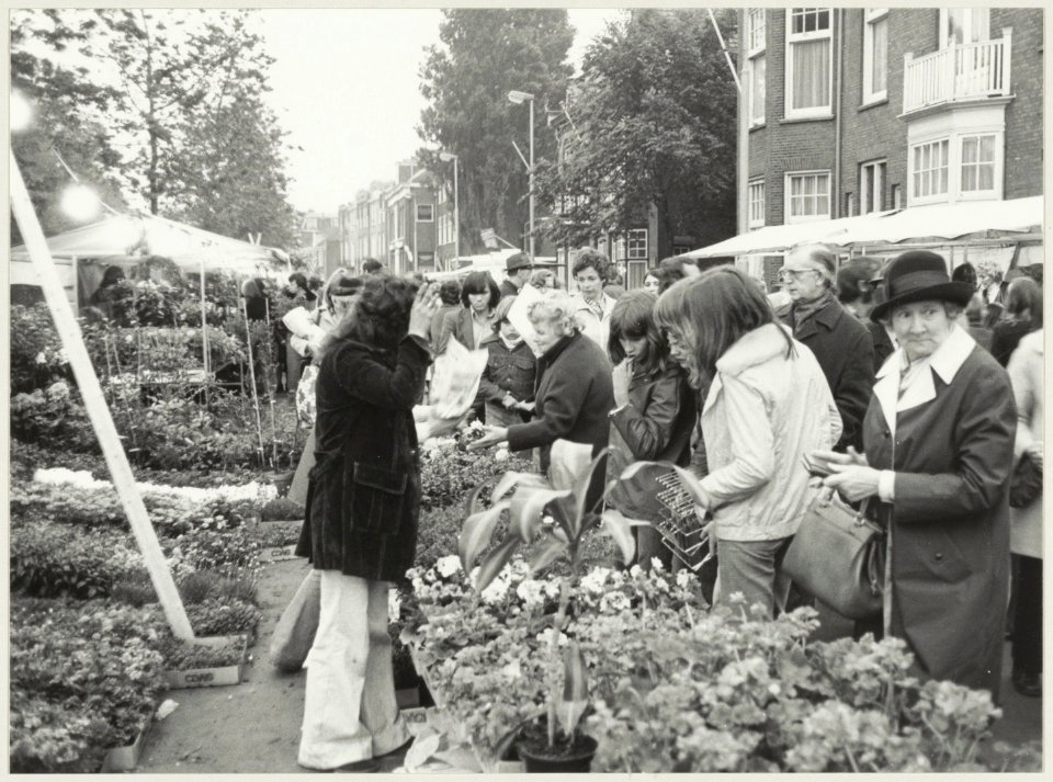 Grote drukte op de Luilak-bloemenmarktpotjesmarkt op de Raamsingelhoek Van Eedenstraat ziende naar het oosten. NL-HlmNHA 54012388