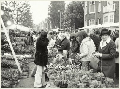 Grote drukte op de Luilak-bloemenmarktpotjesmarkt op de Raamsingelhoek Van Eedenstraat ziende naar het oosten. NL-HlmNHA 54012388