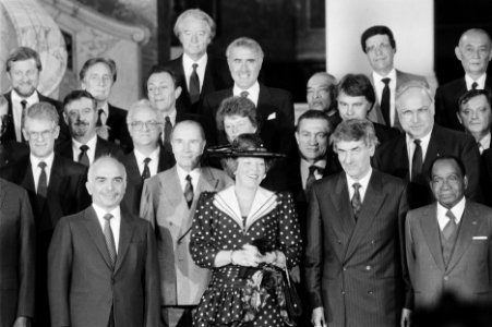 Groepsfoto met Koningin Beatrix en premier Lubbers (r), Bestanddeelnr 934-4200