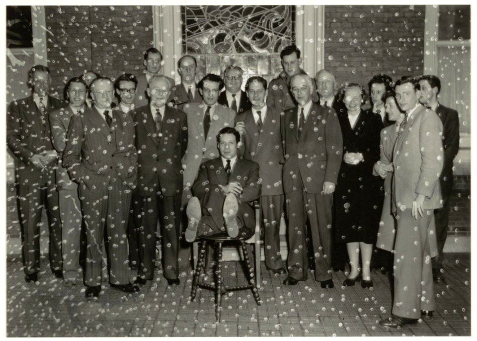 Groepsfoto gemaakt t.g.v. het afscheid van W.L. Brugsma (zittend) als journalist van het Haarlems Dagblad. NL-HlmNHA 54037242