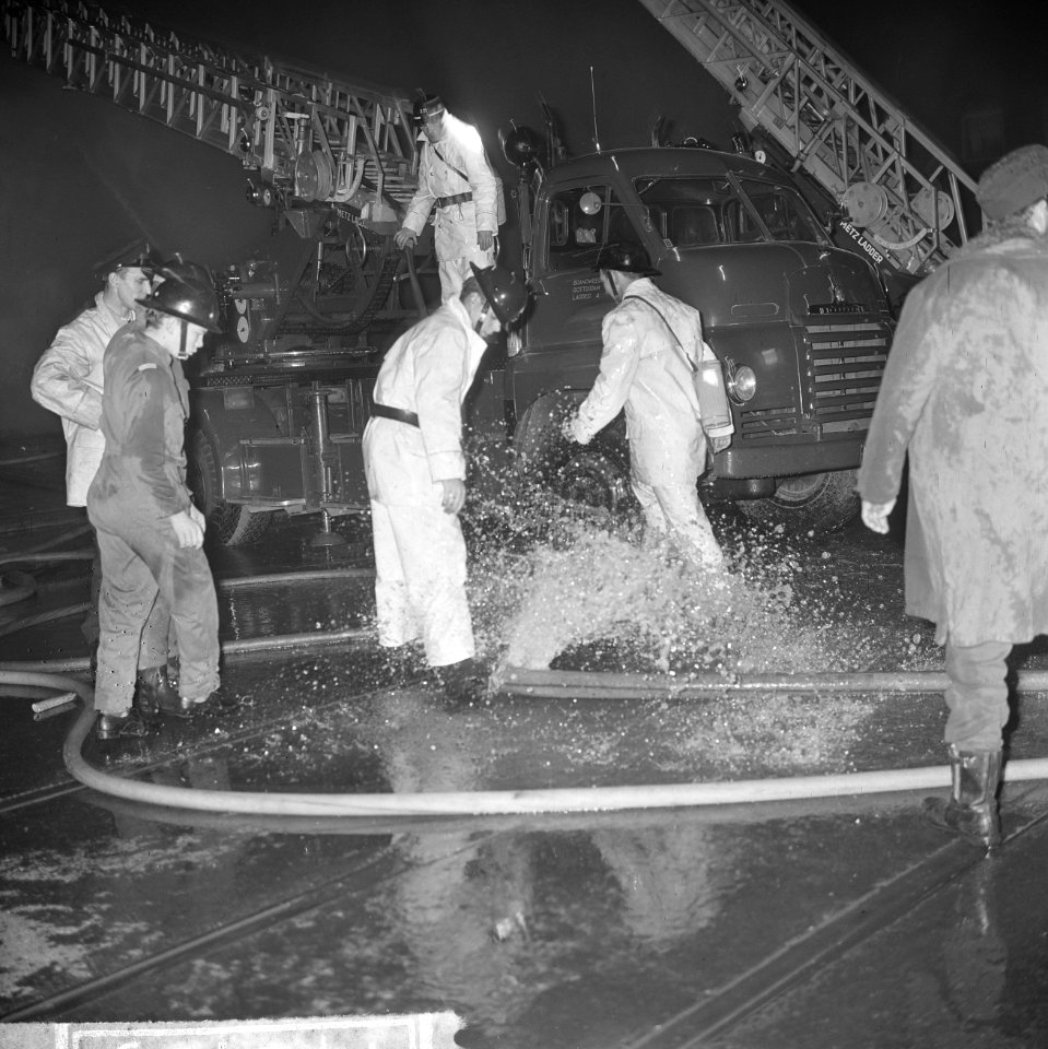 Grote brand in Rotterdam in fabriek van Goodwill (rubber) overzicht, Bestanddeelnr 917-2129