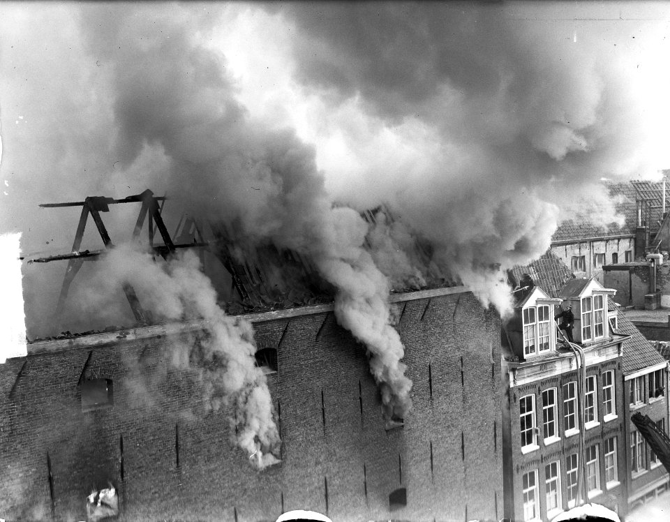 Grote brand in pakhuis Vrede aan het Prinseneiland 79 tm 83 te Amsterdam, Bestanddeelnr 903-2555