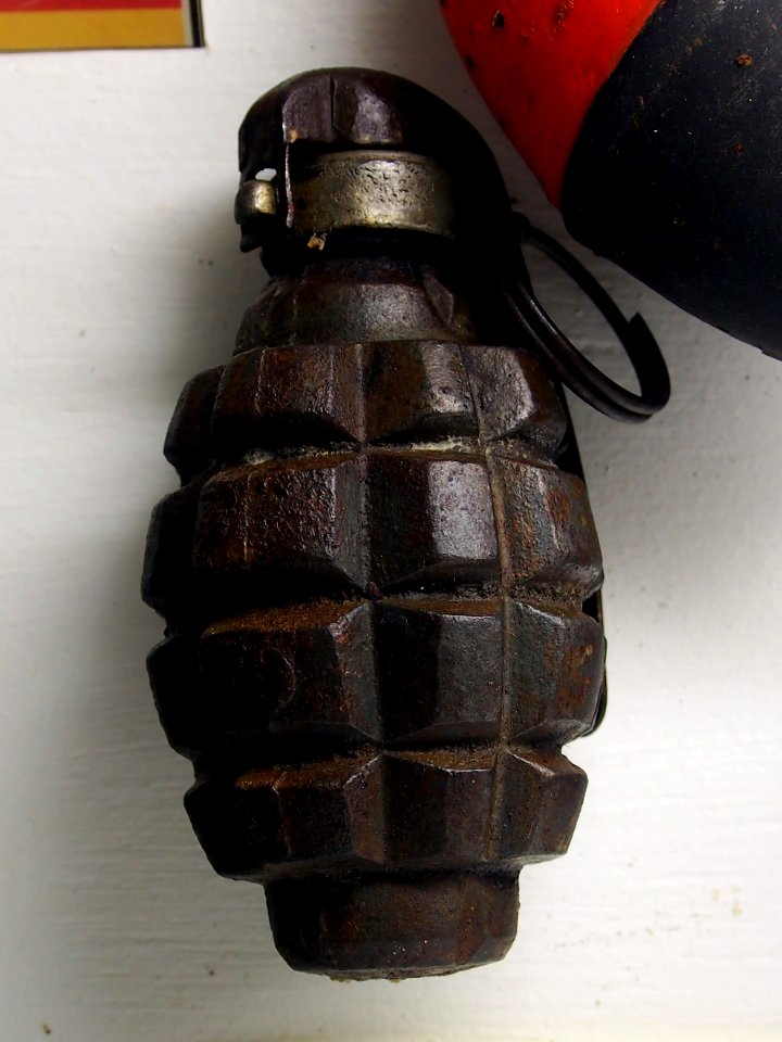 Grenade F1 model 1916, Musée Somme 1916, pic-050
