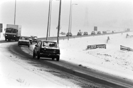 Grote hinder voor verkeer door sneeuw en strenge vorst verkeer in Noord Holland , Bestanddeelnr 933-1947