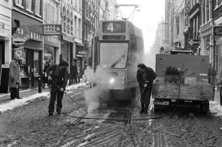 Grote hinder voor verkeer door sneeuw en strenge vorst twee mensen van het GVB m, Bestanddeelnr 933-1951