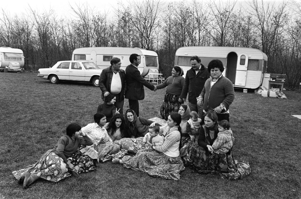 Groep zigeuners rust op het gras, Bestanddeelnr 929-0553