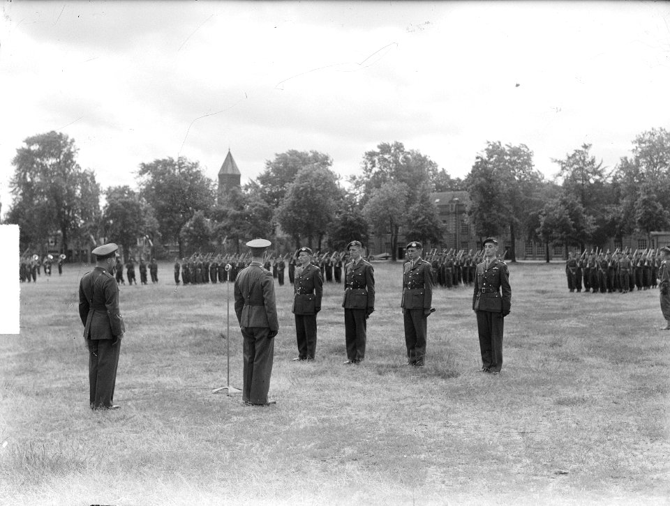 Grenadiers parade in Amersfoort Leusderweg, Bestanddeelnr 904-0220