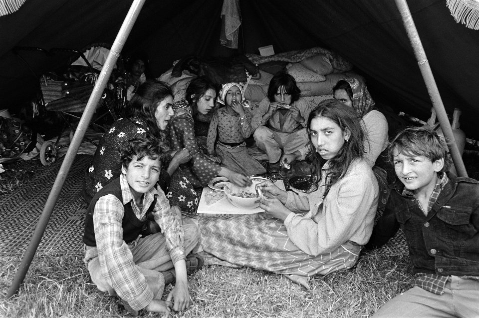 Groep zigeuners op Malieveld in Den Haag zigeunerkinderen tijdens het eten, Bestanddeelnr 931-5940