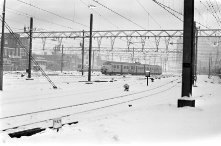 Grote hinder voor verkeer door sneeuw en strenge vorst een trein in de sneeuw vl, Bestanddeelnr 933-1949