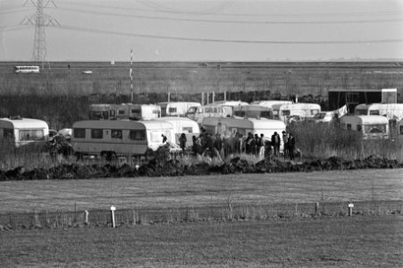 Groep zigeuners in vergadering voor hun caravans op een camping bij almere, Bestanddeelnr 931-2837