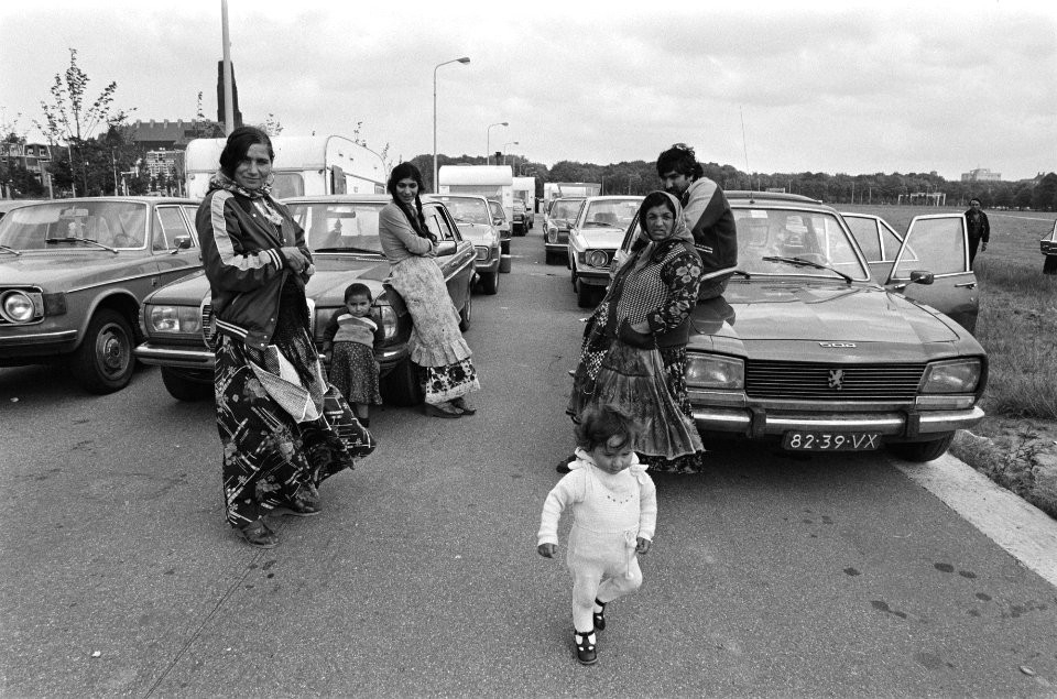 Groep zigeuners die gisteren bij Hoevelaken de snelweg blokkeerden staan nu op h, Bestanddeelnr 931-5800