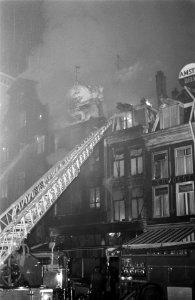 Grote brand op Rembrandtsplein, waarbij verscheidende panden geheel uitbrandden, Bestanddeelnr 921-9779