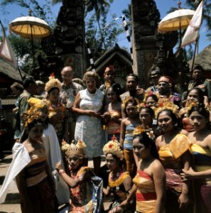Groepsfoto op Bali Links naast de koningin minister Schmelzer, Bestanddeelnr 254-9065