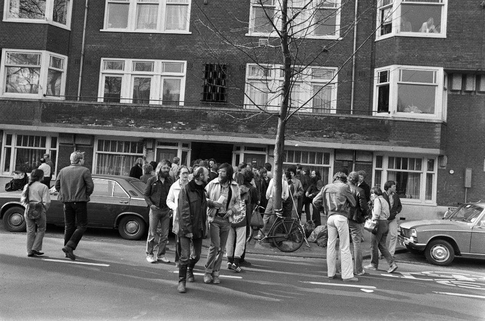 Grote groep krakers op Churchill laan ter voorkoming huisuitzetting Frans gezin , Bestanddeelnr 930-7778