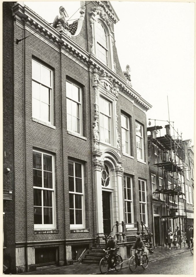 Grote Houtstraat 115, oostzijde. Societeit Trou moet blycken, voorgevel, ziende naar het zuiden, NL-HlmNHA 54004382