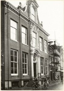 Grote Houtstraat 115, oostzijde. Societeit Trou moet blycken, voorgevel, ziende naar het zuiden, NL-HlmNHA 54004382
