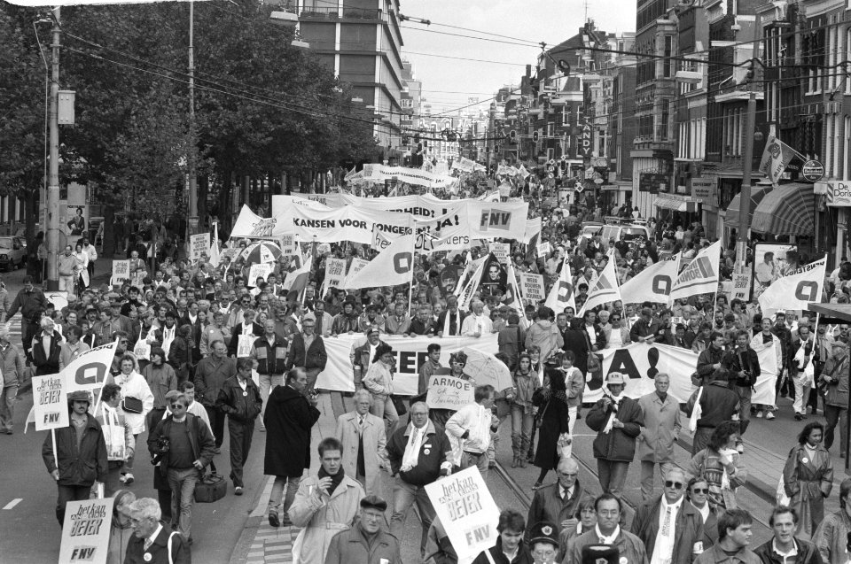 Grote FNV demonstratie in Amsterdam tegen Kabinet Lubbers demonstratieve optocht, Bestanddeelnr 934-3338