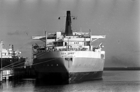 Grootste tanker in Europoort, de 116.000 ton metende Zweed Sea Spray, Bestanddeelnr 919-9456