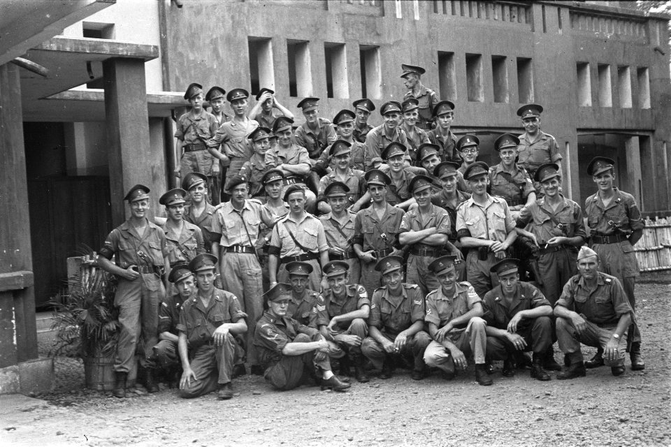 Groepsfoto militairen Militaire Politie, Bestanddeelnr 118-2-2