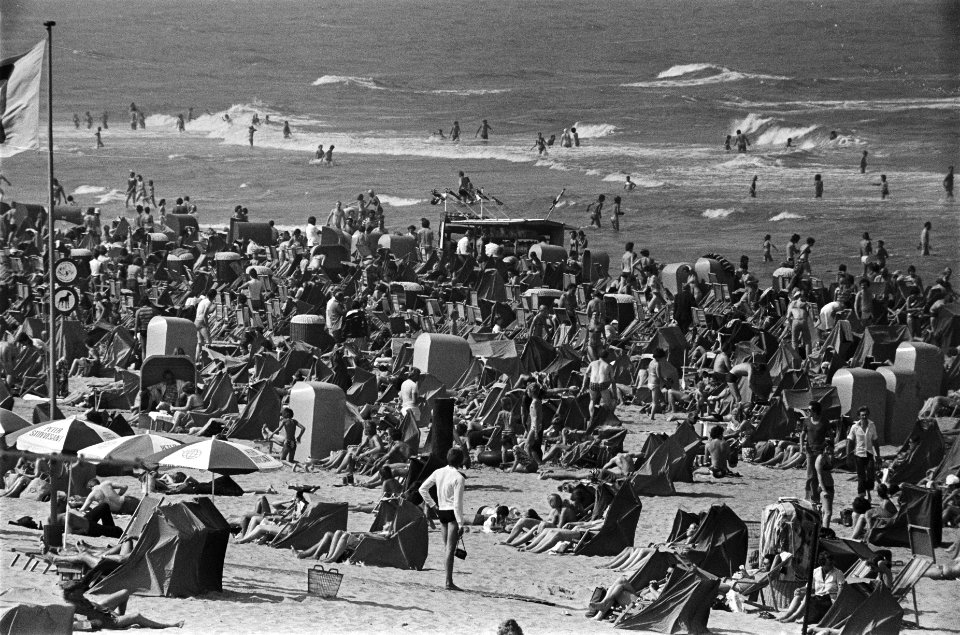 Grote drukte op Zandvoortse strand, Bestanddeelnr 929-2610