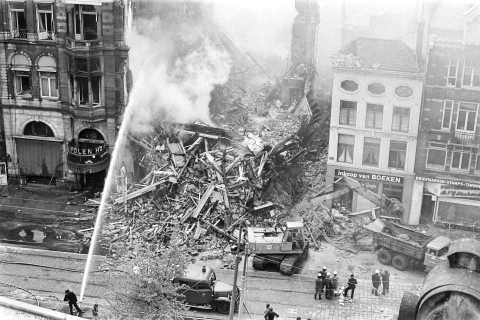 Grote brand in Hotel Polen in Amsterdam overzicht ingestort hotel, Bestanddeelnr 929-1691