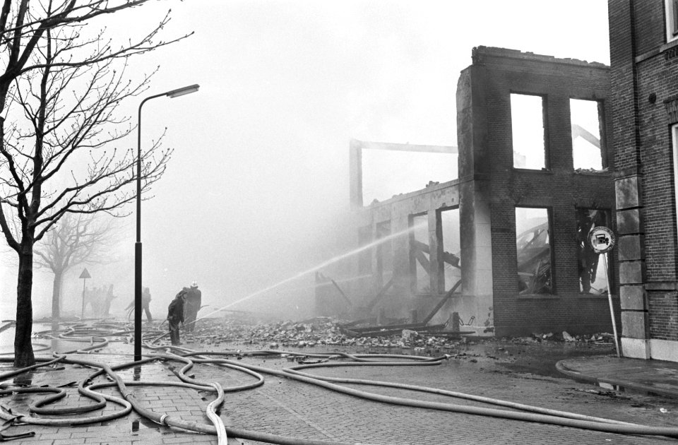 Grote brand in Weesp. De fabriek waar de brand begon, de brandweer nog aan het b, Bestanddeelnr 921-2239