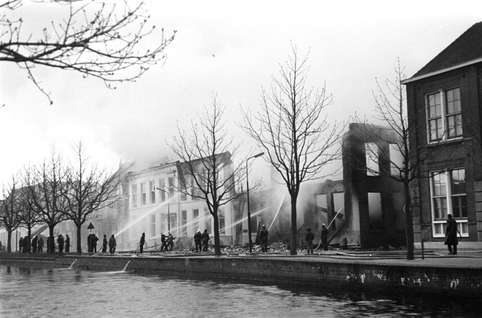 Grote brand in Weesp. De fabriek waar de brand begon, de brandweer nog aan het b, Bestanddeelnr 921-2237