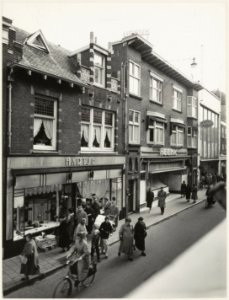 Grote Houtstraat 97-101. Nabij de Nieuwstraat, oostzijde, ziende naar het zuiden. NL-HlmNHA 54010673